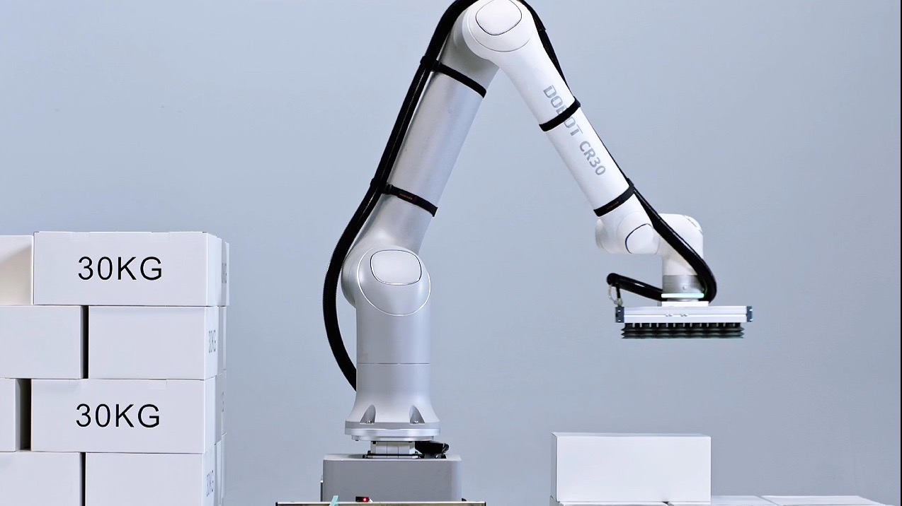 人形机器人除了表演还能干什么？交管机器人已经走进路口(图1)