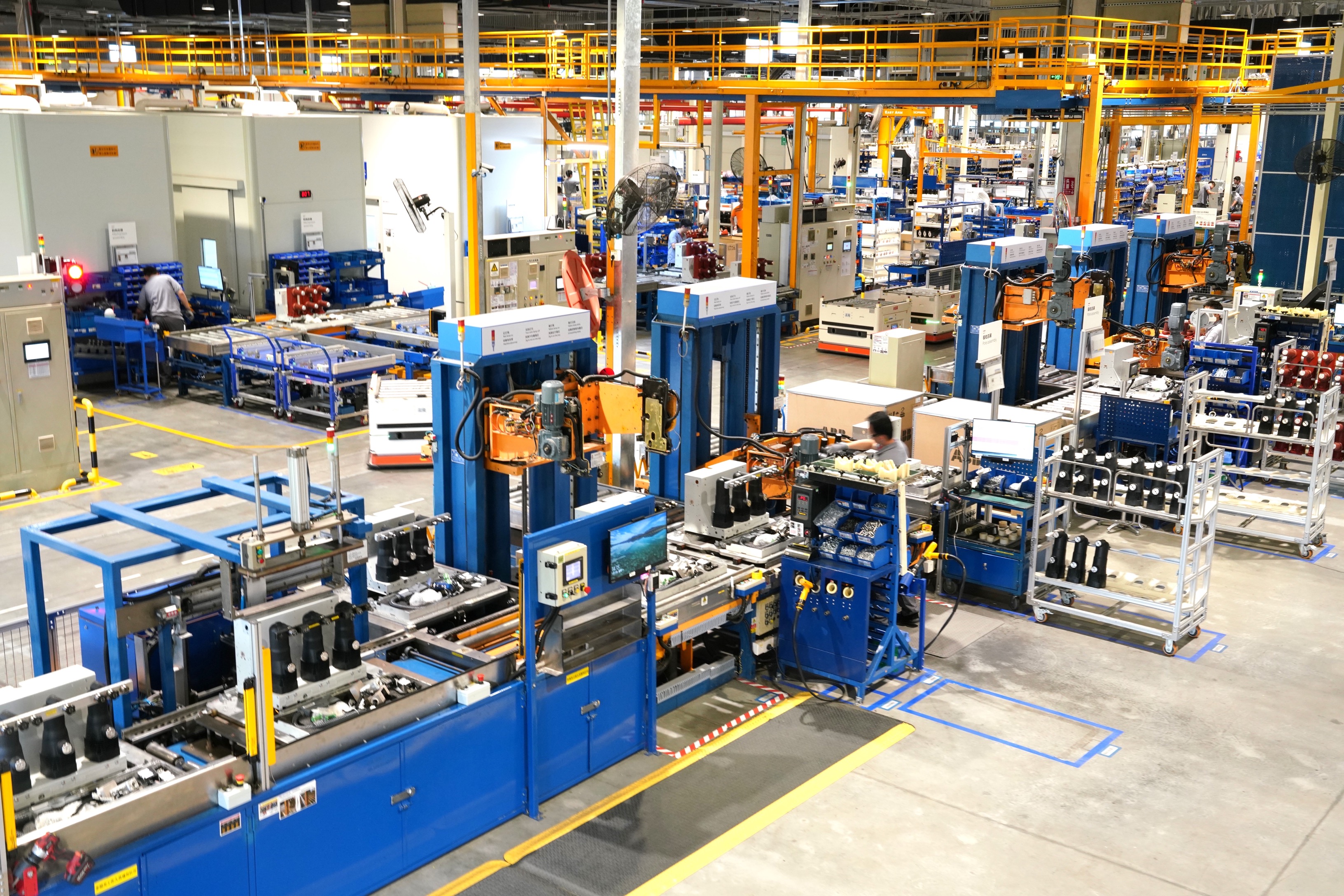 探访中国首个机器人高度集成自动化预制梁厂(图1)